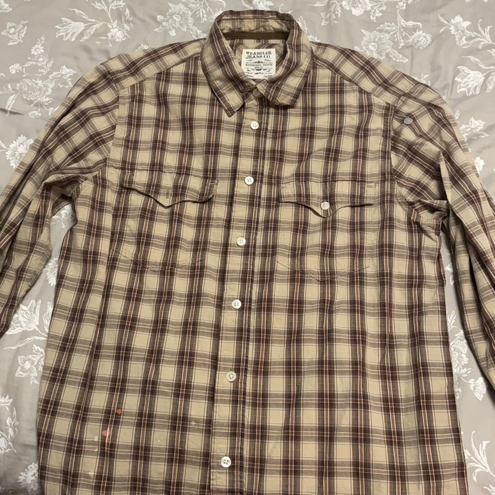Men’s Size Medium Wrangler Brand Button Up Plaid Long Sleeve Shirt. Slight Mark.
